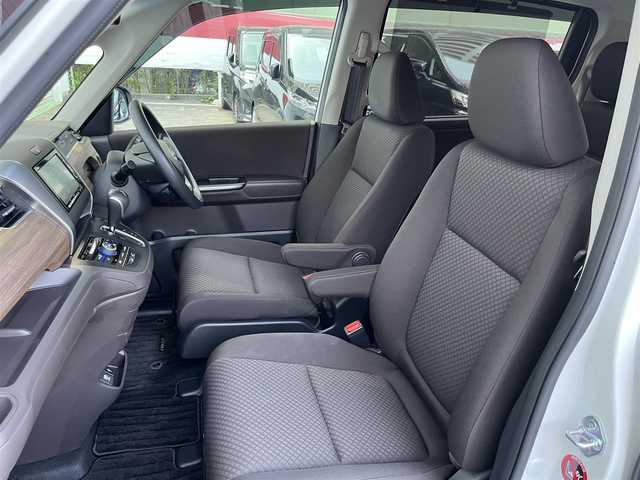 ホンダ フリード G 高知県 2023(令5)年 0.9万km パール メモリナビ/フルセグテレビ/バックカメラ/アイドリングストップ/両側パワースライドドア/Bluetooth接続/ETC/スマートキー/ABS/横滑り防止装置/レーンキープアシスト/盗難防止装置/オートライト/衝突被害軽減システム/純正フロアマット/純正15インチアルミホイール