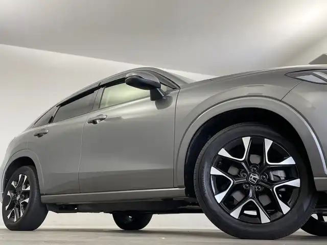 ホンダ ＺＲ－Ｖ ハイブリッド e:HEV Z 新潟県 2023(令5)年 3.3万km スーパープラチナグレーメタリック ホンダセンシング/ブラインドスポットインフォメーション/後退出庫サポート/アダプティブドライビングビーム/マルチビューカメラシステム/本革シート/前席パワーシート/前席シートヒーター/BOSEサウンド/ハンズフリーアクセスパワーテールゲート/純正メーカーOPナビ/ビルトインETC2.0/ステアリングスイッチ/ステアリングヒーター/パドルシフト/フルセグTV/置くだけ充電/前後ミラー型ドライブレコーダー/オートライト/LEDヘッドライト/フロアマット