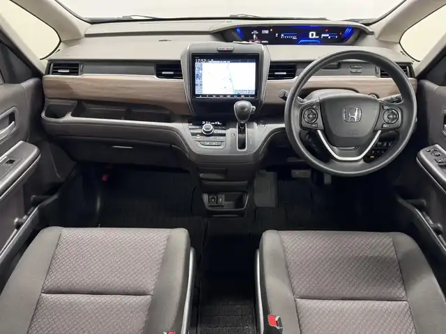 ホンダ フリード G ホンダセンシング 三重県 2020(令2)年 4.8万km クリスタルブラックパール ガソリン/FF/インパネCVT/純正 9インチナビ VXM-217VFNi/（CD/DVD/FM/AM/TV/SD/MusicRack/USB/iPod/Bluetooth/CarPlay）/バックカメラ/両側パワースライドドア/ドライブレコーダー 前後/ビルトイン ETC/Honda SENSING/・衝突軽減ブレーキ［CMBS］/・車線維持支援システム［LKAS］/・アダプティブクルーズコントロール［ACC］/・路外逸脱抑制機能/・標識認識機能/・先行車発進お知らせ機能/・VSA（ABS＋TRC、横すべり抑制）/など/装備/・シートヒーター（D/N）/・オートエアコン/・オートライト/・ステアリングスイッチ/・インフォメーションディスプレイ/・ECONスイッチ/・電動格納ドアミラー/・プッシュスタート/・スマートキーx2/・純正ホイールキャップ＋15インチスチールホイール/・保/取/など