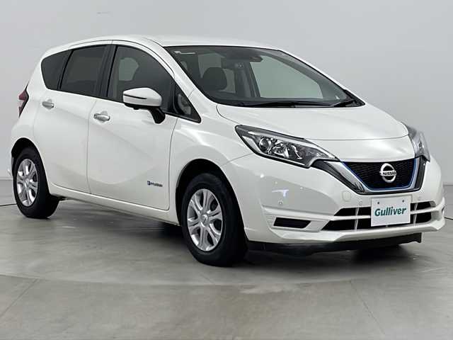 日産 ノート e－パワー B FOUR 富山県 2020(令2)年 0.7万km ホワイト ・4WD/・社外ナビ/　CD/DVD/BT/・フルセグTV/・全方位カメラ/・デジタルインナーミラー/・社外ドライブレコーダー/・コーナーセンサー/・衝突軽減/・レーンキープ/・横滑り防止/・純正フロアマット/・オートライト/・LEDヘッドライト