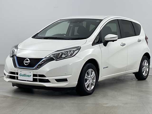 日産 ノート e－パワー B FOUR 富山県 2020(令2)年 0.7万km ホワイト ・4WD/・社外ナビ/　CD/DVD/BT/・フルセグTV/・全方位カメラ/・デジタルインナーミラー/・社外ドライブレコーダー/・コーナーセンサー/・衝突軽減/・レーンキープ/・横滑り防止/・純正フロアマット/・オートライト/・LEDヘッドライト