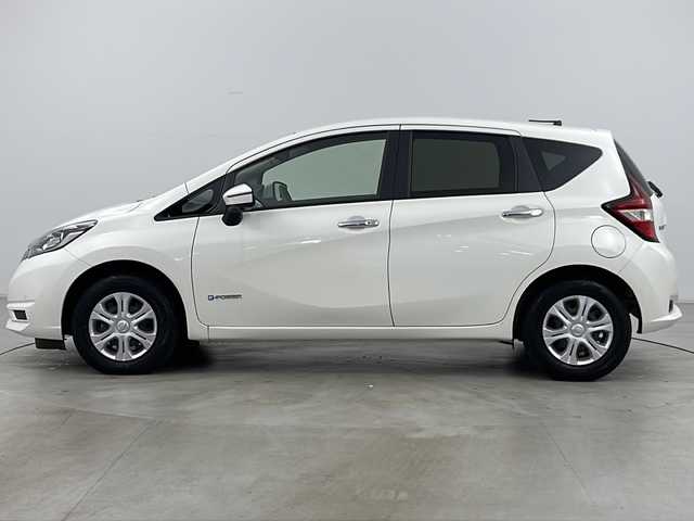 日産 ノート e－パワー B FOUR 富山県 2020(令2)年 0.7万km ホワイト ・4WD/・社外ナビ/　CD/DVD/BT/・フルセグTV/・全方位カメラ/・デジタルインナーミラー/・社外ドライブレコーダー/・コーナーセンサー/・衝突軽減/・レーンキープ/・横滑り防止/・純正フロアマット/・オートライト/・LEDヘッドライト
