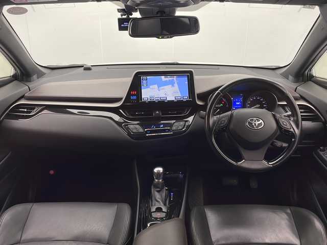 トヨタ Ｃ－ＨＲ G 宮崎県 2017(平29)年 7.8万km ホワイトパールクリスタルシャイン 禁煙車/トヨタセーフティセンス/純正9型ナビTV/（NSZT-Y66T/CD/DVD/Bluetooth/フルセグTV)/純正バックカメラ/純正モデリスタエアロ/純正ビルトイン2.0ETC/純正LEDオートライト/純正LEDフォグ/純正18インチアルミ/純正フロアマット/社外ドライブレコーダー/黒本革シート/アダプティブクルーズコントロール/プリクラッシュセーフティ/レーンディパーチャーアラート/オートマチックハイビーム/ブラインドスポットモニター/クリアランスソナー/電子パーキング/オートホールド/前席シートヒーター/デュアルオートエアコン（ナノイー）/本革巻ハンドル/スマートキー/プッシュエンジンスタート/新車時保証書/取扱い説明書