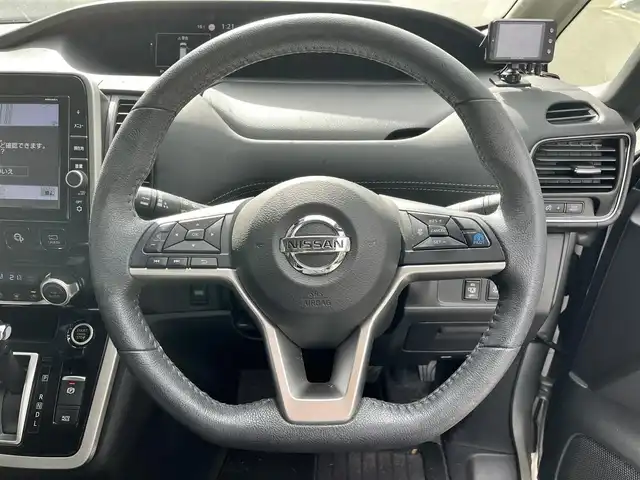 日産 セレナ ハイウェイスターVセレクションⅡ 滋賀県 2019(令1)年 4.7万km ブリリアントシルバー 純正９インチナビ/全方位カメラ/純正フリップダウンモニター/両側パワースライドドア/プロパイロット/-インテリジェントクルーズコントロール/-ステアリングアシスト/クリアランスソナー/前後ドラレコ/デジタルインナーミラー/電動パーキングブレーキ/オートブレーキホールド/ＬＥＤヘッドライト/オートマチックハイビーム/ビルトインＥＴＣ/プッシュスタート/純正フロアマット/エンジンスターター/スマートキー/ステアリングリモコン/衝突被害軽減システム/横滑り防止装置/レーンキープアシスト/盗難防止装置/カーテンエアバック