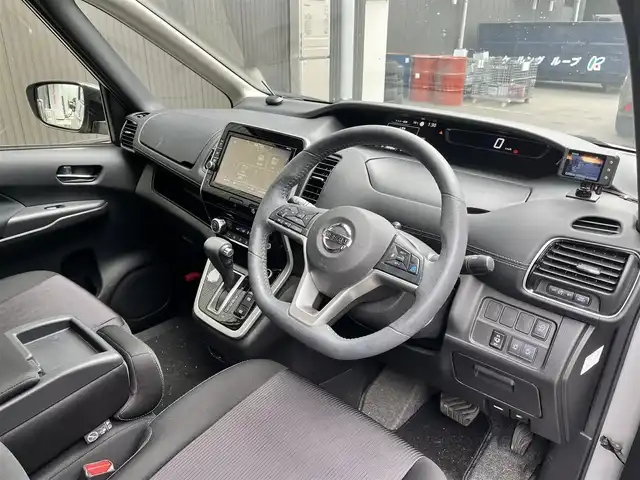 日産 セレナ ハイウェイスターVセレクションⅡ 滋賀県 2019(令1)年 4.7万km ブリリアントシルバー 純正９インチナビ/全方位カメラ/純正フリップダウンモニター/両側パワースライドドア/プロパイロット/-インテリジェントクルーズコントロール/-ステアリングアシスト/クリアランスソナー/前後ドラレコ/デジタルインナーミラー/電動パーキングブレーキ/オートブレーキホールド/ＬＥＤヘッドライト/オートマチックハイビーム/ビルトインＥＴＣ/プッシュスタート/純正フロアマット/エンジンスターター/スマートキー/ステアリングリモコン/衝突被害軽減システム/横滑り防止装置/レーンキープアシスト/盗難防止装置/カーテンエアバック