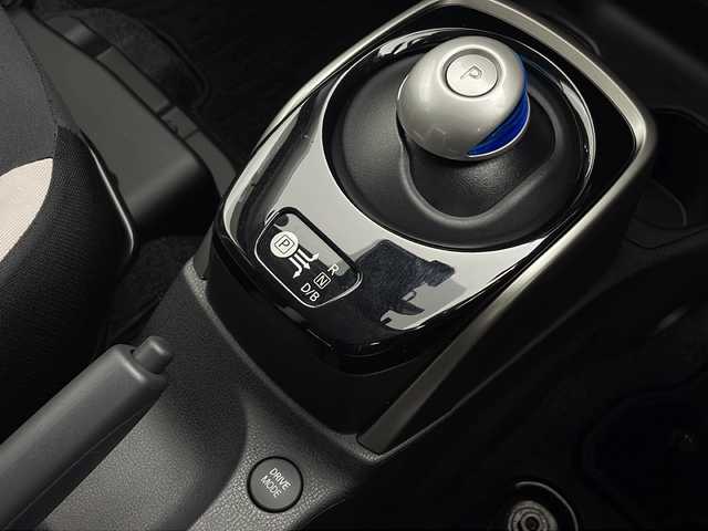 日産 ノート e－パワー X FOUR 秋田県 2020(令2)年 4万km スーパーブラック ４WD/純正SDナビ(Bluetooth/CD/フルセグ)/バックカメラ/ETC/前方ドライブレコーダー/純正AW/レーンキープアシスト/衝突被害軽減システム/前後コーナーセンサー/クリアランスソナー/パートタイム４WD切り替えスイッチ/ハロゲンヘッドライト/スマートキー/スペアキー