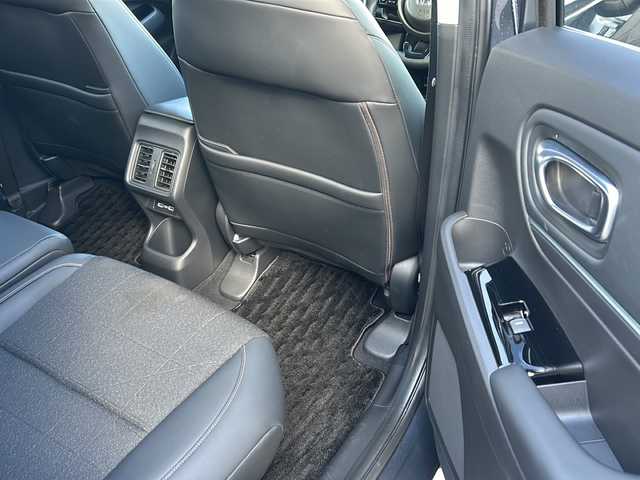 ホンダ ヴェゼル ハイブリッド e:HEV Z 秋田県 2023(令5)年 3.1万km グレー 社外メモリナビ/社外BT、CD、DVD、TV/純正18インチAW/バックカメラ/前後コーナーセンサー/パワーバックドア/ETC/スペアキー/保証書、取説