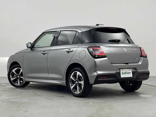 スズキ スイフト HYBRID MZ 愛知県 2024(令6)年 0.3万km プレミアムシルバーメタリック 禁煙車/純正ディスプレイオーディオ/(AM/FM/BT/USB/ipod/スマートフォンリンク)/クルーズコントロール/パドルシフト/シートヒーター/デュアルブレーキサポートII/コーナーセンサー/アイドリングストップ/レーンキープアシスト/横滑り防止装置/BSM/LEDヘッドライト/フロントフォグランプ/オートライト/シートヒーター/電動パーキング/オートブレーキサポート/純正フロアマット/ISOFIX/トノカバー/オートリトラウィンカーミラー/プッシュスタート/スマートキー/スペアキー