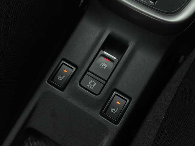 スズキ スイフト HYBRID MZ 愛知県 2024(令6)年 0.3万km プレミアムシルバーメタリック 禁煙車/純正ディスプレイオーディオ/(AM/FM/BT/USB/ipod/スマートフォンリンク)/クルーズコントロール/パドルシフト/シートヒーター/デュアルブレーキサポートII/コーナーセンサー/アイドリングストップ/レーンキープアシスト/横滑り防止装置/BSM/LEDヘッドライト/フロントフォグランプ/オートライト/シートヒーター/電動パーキング/オートブレーキサポート/純正フロアマット/ISOFIX/トノカバー/オートリトラウィンカーミラー/プッシュスタート/スマートキー/スペアキー