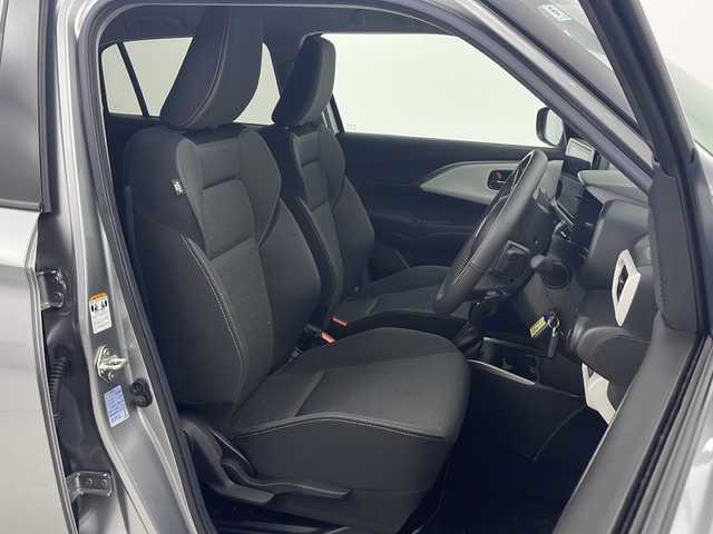 スズキ スイフト HYBRID MZ 愛知県 2024(令6)年 0.3万km プレミアムシルバーメタリック 禁煙車/純正ディスプレイオーディオ/(AM/FM/BT/USB/ipod/スマートフォンリンク)/クルーズコントロール/パドルシフト/シートヒーター/デュアルブレーキサポートII/コーナーセンサー/アイドリングストップ/レーンキープアシスト/横滑り防止装置/BSM/LEDヘッドライト/フロントフォグランプ/オートライト/シートヒーター/電動パーキング/オートブレーキサポート/純正フロアマット/ISOFIX/トノカバー/オートリトラウィンカーミラー/プッシュスタート/スマートキー/スペアキー