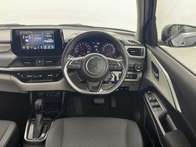 スズキ スイフト HYBRID MZ 愛知県 2024(令6)年 0.3万km プレミアムシルバーメタリック 禁煙車/純正ディスプレイオーディオ/(AM/FM/BT/USB/ipod/スマートフォンリンク)/クルーズコントロール/パドルシフト/シートヒーター/デュアルブレーキサポートII/コーナーセンサー/アイドリングストップ/レーンキープアシスト/横滑り防止装置/BSM/LEDヘッドライト/フロントフォグランプ/オートライト/シートヒーター/電動パーキング/オートブレーキサポート/純正フロアマット/ISOFIX/トノカバー/オートリトラウィンカーミラー/プッシュスタート/スマートキー/スペアキー