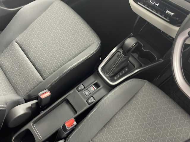 スズキ スイフト HYBRID MZ 愛知県 2024(令6)年 0.3万km プレミアムシルバーメタリック 禁煙車/純正ディスプレイオーディオ/(AM/FM/BT/USB/ipod/スマートフォンリンク)/クルーズコントロール/パドルシフト/シートヒーター/デュアルブレーキサポートII/コーナーセンサー/アイドリングストップ/レーンキープアシスト/横滑り防止装置/BSM/LEDヘッドライト/フロントフォグランプ/オートライト/シートヒーター/電動パーキング/オートブレーキサポート/純正フロアマット/ISOFIX/トノカバー/オートリトラウィンカーミラー/プッシュスタート/スマートキー/スペアキー