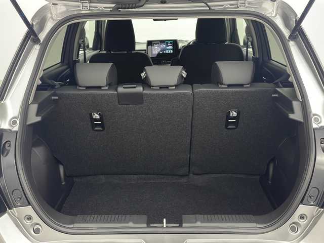 スズキ スイフト HYBRID MZ 愛知県 2024(令6)年 0.3万km プレミアムシルバーメタリック 禁煙車/純正ディスプレイオーディオ/(AM/FM/BT/USB/ipod/スマートフォンリンク)/クルーズコントロール/パドルシフト/シートヒーター/デュアルブレーキサポートII/コーナーセンサー/アイドリングストップ/レーンキープアシスト/横滑り防止装置/BSM/LEDヘッドライト/フロントフォグランプ/オートライト/シートヒーター/電動パーキング/オートブレーキサポート/純正フロアマット/ISOFIX/トノカバー/オートリトラウィンカーミラー/プッシュスタート/スマートキー/スペアキー