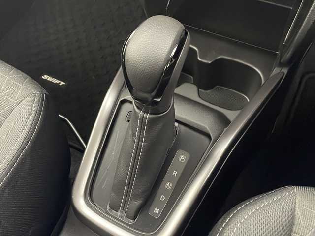 スズキ スイフト HYBRID MZ 愛知県 2024(令6)年 0.3万km プレミアムシルバーメタリック 禁煙車/純正ディスプレイオーディオ/(AM/FM/BT/USB/ipod/スマートフォンリンク)/クルーズコントロール/パドルシフト/シートヒーター/デュアルブレーキサポートII/コーナーセンサー/アイドリングストップ/レーンキープアシスト/横滑り防止装置/BSM/LEDヘッドライト/フロントフォグランプ/オートライト/シートヒーター/電動パーキング/オートブレーキサポート/純正フロアマット/ISOFIX/トノカバー/オートリトラウィンカーミラー/プッシュスタート/スマートキー/スペアキー