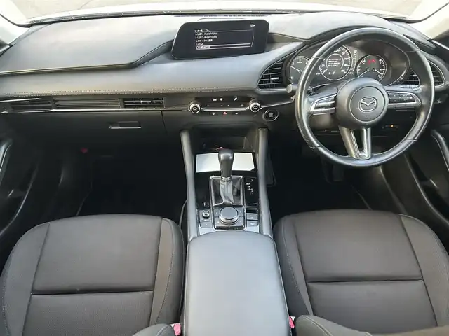 マツダ マツダ３セダン XD プロアクティブ 岡山県 2022(令4)年 0.8万km スノーフレイクホワイトパールマイカ 登録時走行距離7837km/純正ナビ/バックカメラ/ビルトインＥＴＣ/ブラインドスポットモニター/ヘッドアップディスプレイ/i-ACTIVSENSE/レーダークルーズコントロール/コーナーセンサー/衝突被害軽減ブレーキ/アイドリングストップ/横滑り防止装置/オートマチックハイビーム/電子パーキング/オートブレーキホールド/USB端子/純正フロアマット/18インチ純正ＡＷ