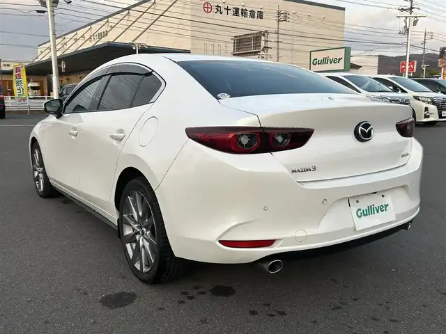 マツダ マツダ３セダン XD プロアクティブ 岡山県 2022(令4)年 0.8万km スノーフレイクホワイトパールマイカ 登録時走行距離7837km/純正ナビ/バックカメラ/ビルトインＥＴＣ/ブラインドスポットモニター/ヘッドアップディスプレイ/i-ACTIVSENSE/レーダークルーズコントロール/コーナーセンサー/衝突被害軽減ブレーキ/アイドリングストップ/横滑り防止装置/オートマチックハイビーム/電子パーキング/オートブレーキホールド/USB端子/純正フロアマット/18インチ純正ＡＷ
