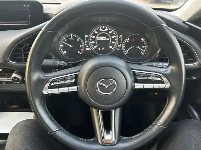 マツダ マツダ３セダン XD プロアクティブ 岡山県 2022(令4)年 0.8万km スノーフレイクホワイトパールマイカ 登録時走行距離7837km/純正ナビ/バックカメラ/ビルトインＥＴＣ/ブラインドスポットモニター/ヘッドアップディスプレイ/i-ACTIVSENSE/レーダークルーズコントロール/コーナーセンサー/衝突被害軽減ブレーキ/アイドリングストップ/横滑り防止装置/オートマチックハイビーム/電子パーキング/オートブレーキホールド/USB端子/純正フロアマット/18インチ純正ＡＷ