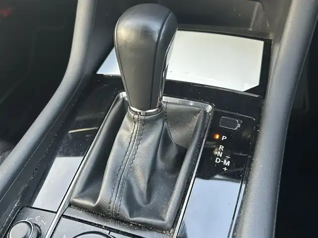 マツダ マツダ３セダン XD プロアクティブ 岡山県 2022(令4)年 0.8万km スノーフレイクホワイトパールマイカ 登録時走行距離7837km/純正ナビ/バックカメラ/ビルトインＥＴＣ/ブラインドスポットモニター/ヘッドアップディスプレイ/i-ACTIVSENSE/レーダークルーズコントロール/コーナーセンサー/衝突被害軽減ブレーキ/アイドリングストップ/横滑り防止装置/オートマチックハイビーム/電子パーキング/オートブレーキホールド/USB端子/純正フロアマット/18インチ純正ＡＷ