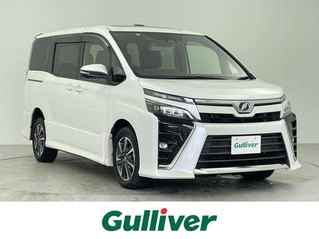 トヨタ ヴォクシー ZS 青森県 2017(平29)年 6.2万km ホワイトパールクリスタルシャイン 4WD/純正10インチSDナビ/バックカメラ/衝突被害軽減システム/車線逸脱警報/クルーズコントロール/サンルーフ/両側パワースライドドア/横滑り防止装置/ETC2.0/ドライブレコーダー/アイドリングストップ/LEDヘッドライト/フォグランプ/オートライト/ウィンカーミラー/電動格納ミラー/純正16インチAW/シートリフター/Bluetooth/フルセグTV/プッシュスタート/スマートキー/フロアマット/ドアバイザー/スペアキー/取扱説明書/保証書