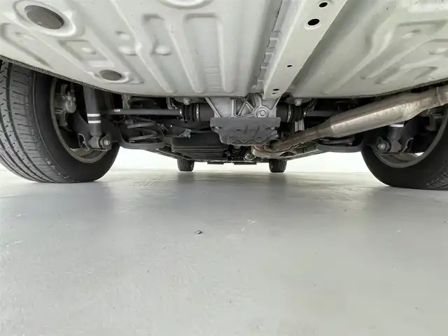 トヨタ ヴォクシー ZS 青森県 2017(平29)年 6.2万km ホワイトパールクリスタルシャイン 4WD/純正10インチSDナビ/バックカメラ/衝突被害軽減システム/車線逸脱警報/クルーズコントロール/サンルーフ/両側パワースライドドア/横滑り防止装置/ETC2.0/ドライブレコーダー/アイドリングストップ/LEDヘッドライト/フォグランプ/オートライト/ウィンカーミラー/電動格納ミラー/純正16インチAW/シートリフター/Bluetooth/フルセグTV/プッシュスタート/スマートキー/フロアマット/ドアバイザー/スペアキー/取扱説明書/保証書