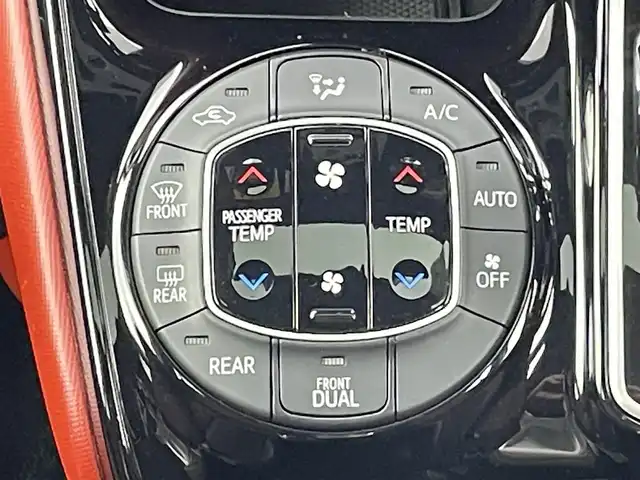 トヨタ ヴォクシー ZS 青森県 2017(平29)年 6.2万km ホワイトパールクリスタルシャイン 4WD/純正10インチSDナビ/バックカメラ/衝突被害軽減システム/車線逸脱警報/クルーズコントロール/サンルーフ/両側パワースライドドア/横滑り防止装置/ETC2.0/ドライブレコーダー/アイドリングストップ/LEDヘッドライト/フォグランプ/オートライト/ウィンカーミラー/電動格納ミラー/純正16インチAW/シートリフター/Bluetooth/フルセグTV/プッシュスタート/スマートキー/フロアマット/ドアバイザー/スペアキー/取扱説明書/保証書