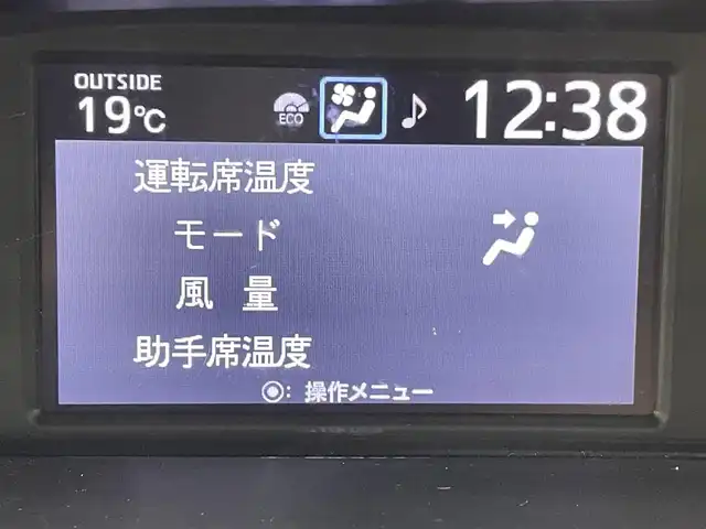 トヨタ ヴォクシー ZS 青森県 2017(平29)年 6.2万km ホワイトパールクリスタルシャイン 4WD/純正10インチSDナビ/バックカメラ/衝突被害軽減システム/車線逸脱警報/クルーズコントロール/サンルーフ/両側パワースライドドア/横滑り防止装置/ETC2.0/ドライブレコーダー/アイドリングストップ/LEDヘッドライト/フォグランプ/オートライト/ウィンカーミラー/電動格納ミラー/純正16インチAW/シートリフター/Bluetooth/フルセグTV/プッシュスタート/スマートキー/フロアマット/ドアバイザー/スペアキー/取扱説明書/保証書