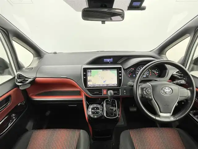 トヨタ ヴォクシー ZS 青森県 2017(平29)年 6.2万km ホワイトパールクリスタルシャイン 4WD/純正10インチSDナビ/バックカメラ/衝突被害軽減システム/車線逸脱警報/クルーズコントロール/サンルーフ/両側パワースライドドア/横滑り防止装置/ETC2.0/ドライブレコーダー/アイドリングストップ/LEDヘッドライト/フォグランプ/オートライト/ウィンカーミラー/電動格納ミラー/純正16インチAW/シートリフター/Bluetooth/フルセグTV/プッシュスタート/スマートキー/フロアマット/ドアバイザー/スペアキー/取扱説明書/保証書