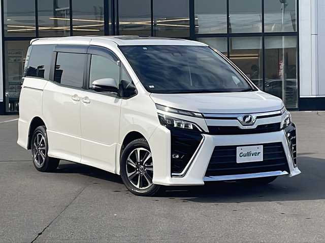 トヨタ ヴォクシー ZS 青森県 2017(平29)年 6.2万km ホワイトパールクリスタルシャイン 4WD/純正10インチSDナビ/バックカメラ/衝突被害軽減システム/車線逸脱警報/クルーズコントロール/サンルーフ/両側パワースライドドア/横滑り防止装置/ETC2.0/ドライブレコーダー/アイドリングストップ/LEDヘッドライト/フォグランプ/オートライト/ウィンカーミラー/電動格納ミラー/純正16インチAW/シートリフター/Bluetooth/フルセグTV/プッシュスタート/スマートキー/フロアマット/ドアバイザー/スペアキー/取扱説明書/保証書