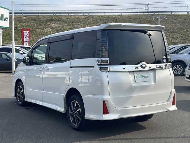 トヨタ ヴォクシー ZS 青森県 2017(平29)年 6.2万km ホワイトパールクリスタルシャイン 4WD/純正10インチSDナビ/バックカメラ/衝突被害軽減システム/車線逸脱警報/クルーズコントロール/サンルーフ/両側パワースライドドア/横滑り防止装置/ETC2.0/ドライブレコーダー/アイドリングストップ/LEDヘッドライト/フォグランプ/オートライト/ウィンカーミラー/電動格納ミラー/純正16インチAW/シートリフター/Bluetooth/フルセグTV/プッシュスタート/スマートキー/フロアマット/ドアバイザー/スペアキー/取扱説明書/保証書