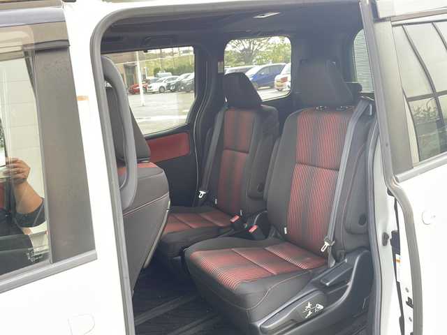 トヨタ ヴォクシー ZS 青森県 2017(平29)年 6.2万km ホワイトパールクリスタルシャイン 4WD/純正10インチSDナビ/バックカメラ/衝突被害軽減システム/車線逸脱警報/クルーズコントロール/サンルーフ/両側パワースライドドア/横滑り防止装置/ETC2.0/ドライブレコーダー/アイドリングストップ/LEDヘッドライト/フォグランプ/オートライト/ウィンカーミラー/電動格納ミラー/純正16インチAW/シートリフター/Bluetooth/フルセグTV/プッシュスタート/スマートキー/フロアマット/ドアバイザー/スペアキー/取扱説明書/保証書