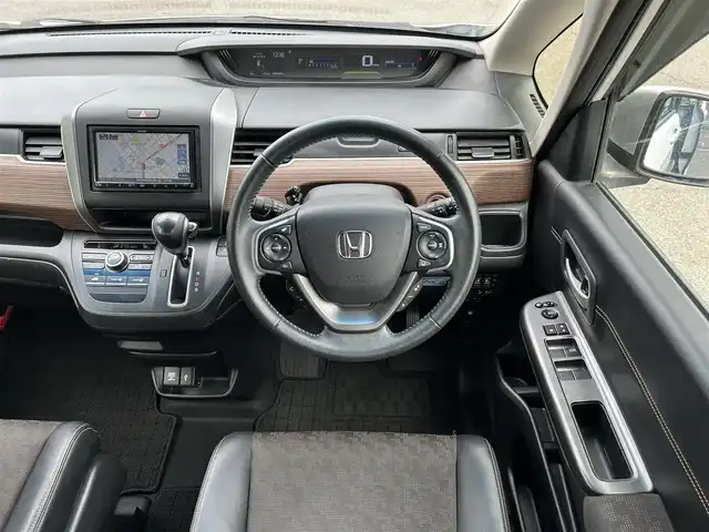 ホンダ フリード クロスター ホンダセンシング 静岡県 2020(令2)年 4.7万km プラチナホワイトパール 両側パワースライドドア/社外メモリナビ・フルセグTV/DVD/CD/SD/USB/Bluetooth/バックカメラ/ホンダセンシング/・衝突軽減ブレーキ（CMBS）/・歩行者事故低減ステアリング/・アダプティブクルーズコントロール/・車線維持支援システム（LKAS）/・路外逸脱抑制機能/・誤発進抑制機能（前方/後方）/・先行車発進お知らせ機能/・標識認識機能/・マルチインフォメーションディスプレイ/純正15インチアルミホイール/LEDライト/ビルトインETC/スマートキー2個/プッシュスタート/新車時保証書/取扱説明書