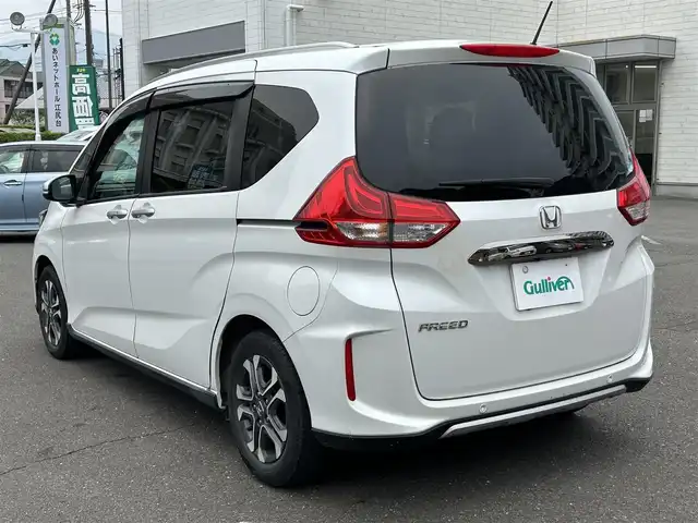 ホンダ フリード クロスター ホンダセンシング 静岡県 2020(令2)年 4.7万km プラチナホワイトパール 両側パワースライドドア/社外メモリナビ・フルセグTV/DVD/CD/SD/USB/Bluetooth/バックカメラ/ホンダセンシング/・衝突軽減ブレーキ（CMBS）/・歩行者事故低減ステアリング/・アダプティブクルーズコントロール/・車線維持支援システム（LKAS）/・路外逸脱抑制機能/・誤発進抑制機能（前方/後方）/・先行車発進お知らせ機能/・標識認識機能/・マルチインフォメーションディスプレイ/純正15インチアルミホイール/LEDライト/ビルトインETC/スマートキー2個/プッシュスタート/新車時保証書/取扱説明書