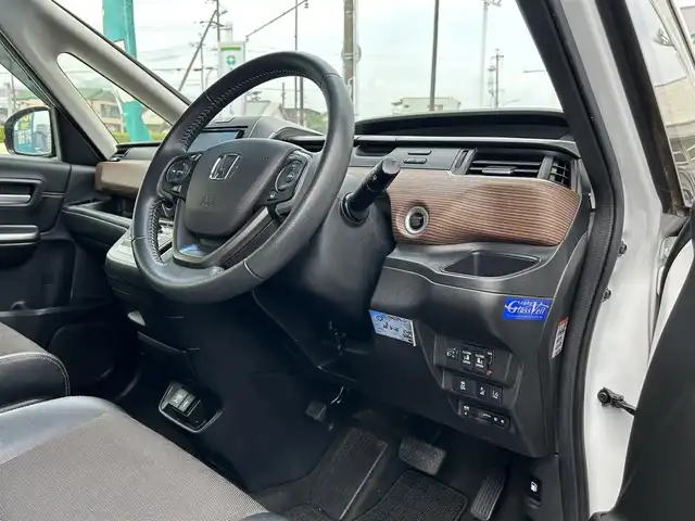 ホンダ フリード クロスター ホンダセンシング 静岡県 2020(令2)年 4.7万km プラチナホワイトパール 両側パワースライドドア/社外メモリナビ・フルセグTV/DVD/CD/SD/USB/Bluetooth/バックカメラ/ホンダセンシング/・衝突軽減ブレーキ（CMBS）/・歩行者事故低減ステアリング/・アダプティブクルーズコントロール/・車線維持支援システム（LKAS）/・路外逸脱抑制機能/・誤発進抑制機能（前方/後方）/・先行車発進お知らせ機能/・標識認識機能/・マルチインフォメーションディスプレイ/純正15インチアルミホイール/LEDライト/ビルトインETC/スマートキー2個/プッシュスタート/新車時保証書/取扱説明書
