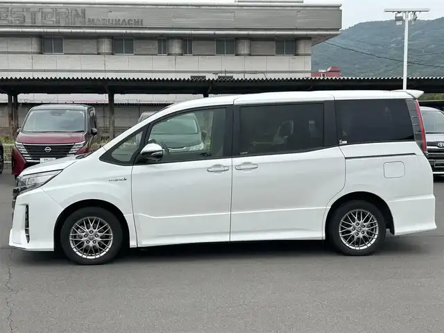 トヨタ ノア ハイブリッド Si ダブルバイビーⅡ 岡山県 2019(平31)年 5.4万km ホワイトパールクリスタルシャイン 純正ナビ　/フルセグTV/バックカメラ　/後席モニター　/ドライブレコーダー　/両側パワースライドドア　/クルーズコントロール　/衝突軽減　/レーンアシスト　/盗難防止装置　/横滑り防止装置　/ETC　/Bluetooth　/純正AW