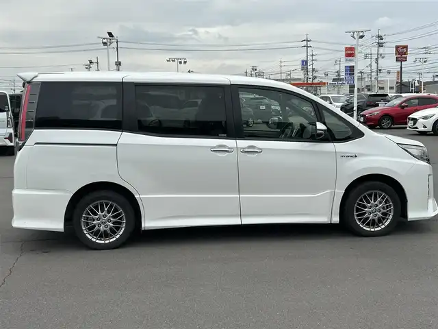 トヨタ ノア ハイブリッド Si ダブルバイビーⅡ 岡山県 2019(平31)年 5.4万km ホワイトパールクリスタルシャイン 純正ナビ　/フルセグTV/バックカメラ　/後席モニター　/ドライブレコーダー　/両側パワースライドドア　/クルーズコントロール　/衝突軽減　/レーンアシスト　/盗難防止装置　/横滑り防止装置　/ETC　/Bluetooth　/純正AW