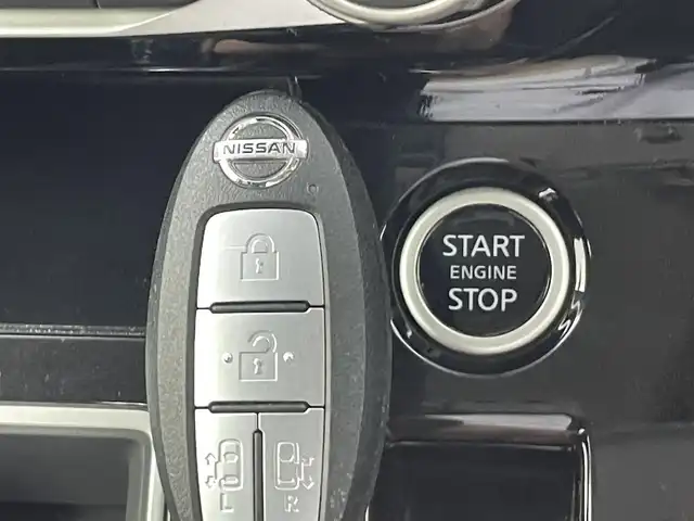日産 セレナ ハイウェイスター V 熊本県 2020(令2)年 6.5万km ダイヤモンドブラック 純正ナビ（ＣＤ・ＤＶＤ・フルセグ・ＢＴ）/全周囲カメラ　/純正前後ドライブレコーダー　/純正フリップダウンモニター/ビルトインＥＴＣ　/前後クリアランスソナー　/両側パワースライドドア　/プロパイロット/エマージェンシーブレーキ/車線逸脱警報/車線逸脱防止支援システム/標識認識機能/ふらつき警報機能/ブラインドスポットモニター/横滑り防止/アイドリングストップ/社外フロアマット/純正１５インチAW/オートライト/オートマチックハイビーム/LEDヘッドライト/フォグライト/スマートキー/プッシュスタート/　