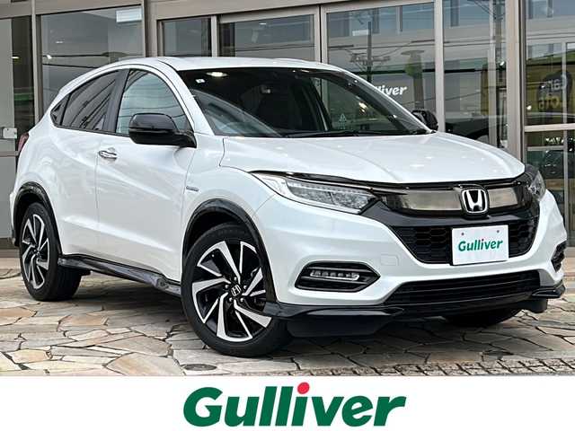 ホンダ ヴェゼル ハイブリッド RS ホンダセンシング 静岡県 2019(令1)年 3.4万km プラチナホワイトパール 【安全装備】/ホンダセンシング/アダプティブ・クルーズ・コントロール（ACC）/・作動車速域：約30km/hから100km/h間/車線維持支援システム（LKAS）/・作動車速：約65km/hから100km/h間/・ステアリング制御/衝突軽減ブレーキ（CMBS）/・歩行者検知機能/・作動車速：約80km/h未満時/・対向車車速：約30km/hから80km/h時/誤発進抑制機能（前進）/・ミリ波レーダー検知：作動車速10km/h未満/歩行者事故低減ステアリング/・作動車速10km/hから40km/h間/路外逸脱抑制機能/・作動車速：約60km/hから100km/h間/先行車発進お知らせ機能/標識認識機能/【主要装備】/社外ナビ　/バックカメラ　/ハーフレザーシート　/前席シートヒーター　/プッシュスタート　/スマートキー　/ＬＥＤヘッドライト　/純正18インチアルミホイール