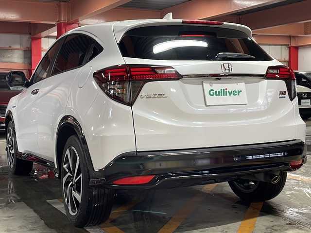 ホンダ ヴェゼル ハイブリッド RS ホンダセンシング 静岡県 2019(令1)年 3.4万km プラチナホワイトパール 【安全装備】/ホンダセンシング/アダプティブ・クルーズ・コントロール（ACC）/・作動車速域：約30km/hから100km/h間/車線維持支援システム（LKAS）/・作動車速：約65km/hから100km/h間/・ステアリング制御/衝突軽減ブレーキ（CMBS）/・歩行者検知機能/・作動車速：約80km/h未満時/・対向車車速：約30km/hから80km/h時/誤発進抑制機能（前進）/・ミリ波レーダー検知：作動車速10km/h未満/歩行者事故低減ステアリング/・作動車速10km/hから40km/h間/路外逸脱抑制機能/・作動車速：約60km/hから100km/h間/先行車発進お知らせ機能/標識認識機能/【主要装備】/社外ナビ　/バックカメラ　/ハーフレザーシート　/前席シートヒーター　/プッシュスタート　/スマートキー　/ＬＥＤヘッドライト　/純正18インチアルミホイール