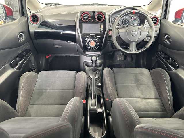 日産 ノート ニスモ 岐阜県 2015(平27)年 6万km スーパーブラック 純正ＳＤナビ（フルセグTV・Ｂｌｕｅｔｏｏｔｈ・ＣＤ・ＵＳＢ）　/バックカメラ　/横滑り防止装置/革巻きステアリング/ＬＥＤヘッドライト　/デイライト/リアフォグランプ　/ＥＴＣ　/アイドリングストップ　/nismo専用シート/純正フロアマット　/純正１６インチアルミホイール　/ドアバイザー/オートライト/スマートキー×２/プッシュスタート