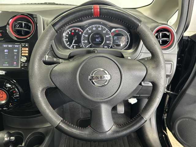 日産 ノート ニスモ 岐阜県 2015(平27)年 6万km スーパーブラック 純正ＳＤナビ（フルセグTV・Ｂｌｕｅｔｏｏｔｈ・ＣＤ・ＵＳＢ）　/バックカメラ　/横滑り防止装置/革巻きステアリング/ＬＥＤヘッドライト　/デイライト/リアフォグランプ　/ＥＴＣ　/アイドリングストップ　/nismo専用シート/純正フロアマット　/純正１６インチアルミホイール　/ドアバイザー/オートライト/スマートキー×２/プッシュスタート