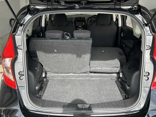 日産 ノート ニスモ 岐阜県 2015(平27)年 6万km スーパーブラック 純正ＳＤナビ（フルセグTV・Ｂｌｕｅｔｏｏｔｈ・ＣＤ・ＵＳＢ）　/バックカメラ　/横滑り防止装置/革巻きステアリング/ＬＥＤヘッドライト　/デイライト/リアフォグランプ　/ＥＴＣ　/アイドリングストップ　/nismo専用シート/純正フロアマット　/純正１６インチアルミホイール　/ドアバイザー/オートライト/スマートキー×２/プッシュスタート