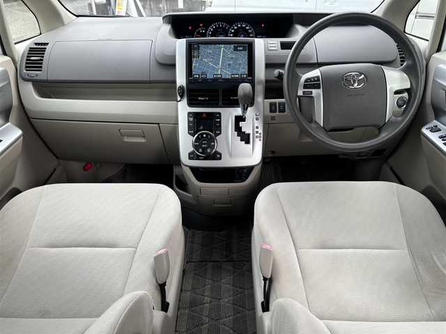 トヨタ ノア X スマートエディション 愛知県 2013(平25)年 7.1万km ホワイトパールクリスタルシャイン /禁煙//モデリスタエアロ（フロント・サイド・リアアンダー）//純正フリップダウンモニター//純正ナビ//CD/DVD/BT/MSV/ブルーレイ/フルセグ/TVキャンセラー//バックカメラ//ビルトインETC//両側パワースライドドア//社外17AW//HIDオートライト//MTモード付AT//横滑り防止装置//電動格納ミラー//三列シート//ウォークスルー//プッシュスタート//純正フロアマット//純正ドアバイザー//スペアスマートキー//新車時保証書//取扱説明書