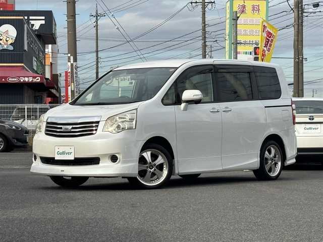 トヨタ ノア X スマートエディション 愛知県 2013(平25)年 7.1万km ホワイトパールクリスタルシャイン /禁煙//モデリスタエアロ（フロント・サイド・リアアンダー）//純正フリップダウンモニター//純正ナビ//CD/DVD/BT/MSV/ブルーレイ/フルセグ/TVキャンセラー//バックカメラ//ビルトインETC//両側パワースライドドア//社外17AW//HIDオートライト//MTモード付AT//横滑り防止装置//電動格納ミラー//三列シート//ウォークスルー//プッシュスタート//純正フロアマット//純正ドアバイザー//スペアスマートキー//新車時保証書//取扱説明書