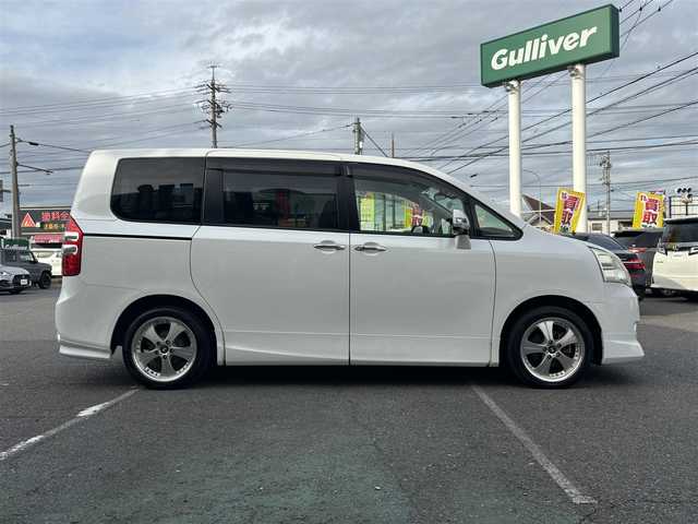 トヨタ ノア X スマートエディション 愛知県 2013(平25)年 7.1万km ホワイトパールクリスタルシャイン /禁煙//モデリスタエアロ（フロント・サイド・リアアンダー）//純正フリップダウンモニター//純正ナビ//CD/DVD/BT/MSV/ブルーレイ/フルセグ/TVキャンセラー//バックカメラ//ビルトインETC//両側パワースライドドア//社外17AW//HIDオートライト//MTモード付AT//横滑り防止装置//電動格納ミラー//三列シート//ウォークスルー//プッシュスタート//純正フロアマット//純正ドアバイザー//スペアスマートキー//新車時保証書//取扱説明書