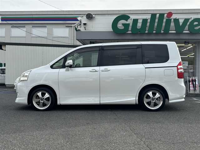 トヨタ ノア X スマートエディション 愛知県 2013(平25)年 7.1万km ホワイトパールクリスタルシャイン /禁煙//モデリスタエアロ（フロント・サイド・リアアンダー）//純正フリップダウンモニター//純正ナビ//CD/DVD/BT/MSV/ブルーレイ/フルセグ/TVキャンセラー//バックカメラ//ビルトインETC//両側パワースライドドア//社外17AW//HIDオートライト//MTモード付AT//横滑り防止装置//電動格納ミラー//三列シート//ウォークスルー//プッシュスタート//純正フロアマット//純正ドアバイザー//スペアスマートキー//新車時保証書//取扱説明書