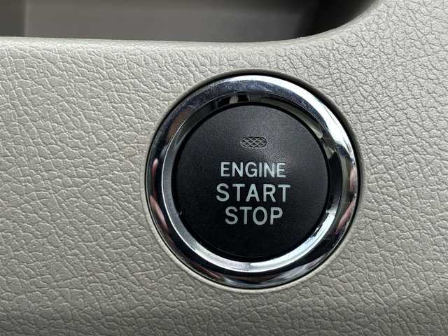 トヨタ ノア X スマートエディション 愛知県 2013(平25)年 7.1万km ホワイトパールクリスタルシャイン /禁煙//モデリスタエアロ（フロント・サイド・リアアンダー）//純正フリップダウンモニター//純正ナビ//CD/DVD/BT/MSV/ブルーレイ/フルセグ/TVキャンセラー//バックカメラ//ビルトインETC//両側パワースライドドア//社外17AW//HIDオートライト//MTモード付AT//横滑り防止装置//電動格納ミラー//三列シート//ウォークスルー//プッシュスタート//純正フロアマット//純正ドアバイザー//スペアスマートキー//新車時保証書//取扱説明書