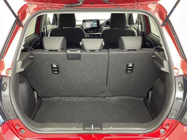 スズキ スイフト HYBRID MZ 愛知県 2024(令6)年 0.6万km バーニングレッドPM /スズキ純正9インチディスプレイオーディオ//AM/FM/BT/USB/iPod/AppleCarPlay/Android Auto//スズキセーフティサポート//デュアルセンサーブレーキサポート//レーンディパーチャーアラート//ブラインドスポットモニター//オートハイビーム//ハイビームアシスト//オートクルーズコントロール//レーンサインアシスト//レーンキープアシスト//ふらつき警告機能//発進お知らせ機能//誤発進抑制機能//ブレーキオートホールド//シートヒーター（D/N席）//電動格納ウィンカーミラー//ステアリングスイッチ//パドルシフト//革巻きステアリング//16インチ純正アルミホイール//LEDオートヘッドライト//LEDフォグランプ//純正フロアマット//トノカバー