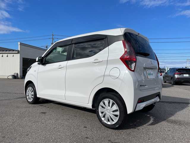 三菱 ｅＫワゴン M 富山県 2023(令5)年 0.6万km シルキーホワイト 4WD/コーナーセンサー（バック）/シートヒーター（前席）/禁煙車/電動格納ミラー/横滑り防止装置/レーンキープアシスト/オートライト/キーレスエントリー/社外フロアマット