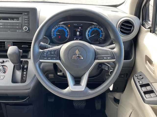 三菱 ｅＫワゴン M 富山県 2023(令5)年 0.6万km シルキーホワイト 4WD/コーナーセンサー（バック）/シートヒーター（前席）/禁煙車/電動格納ミラー/横滑り防止装置/レーンキープアシスト/オートライト/キーレスエントリー/社外フロアマット