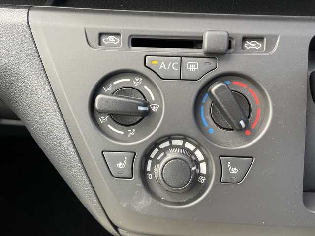 三菱 ｅＫワゴン M 富山県 2023(令5)年 0.6万km シルキーホワイト 4WD/コーナーセンサー（バック）/シートヒーター（前席）/禁煙車/電動格納ミラー/横滑り防止装置/レーンキープアシスト/オートライト/キーレスエントリー/社外フロアマット